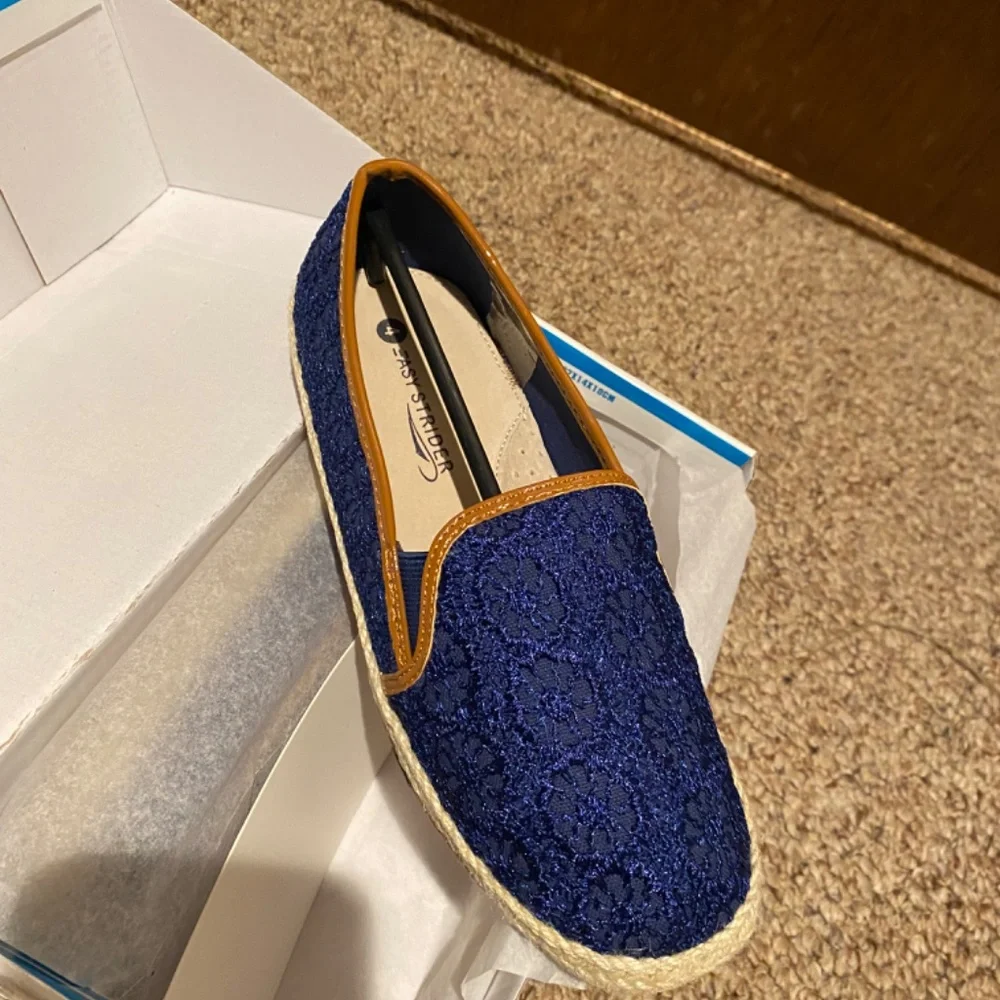 Lace flats